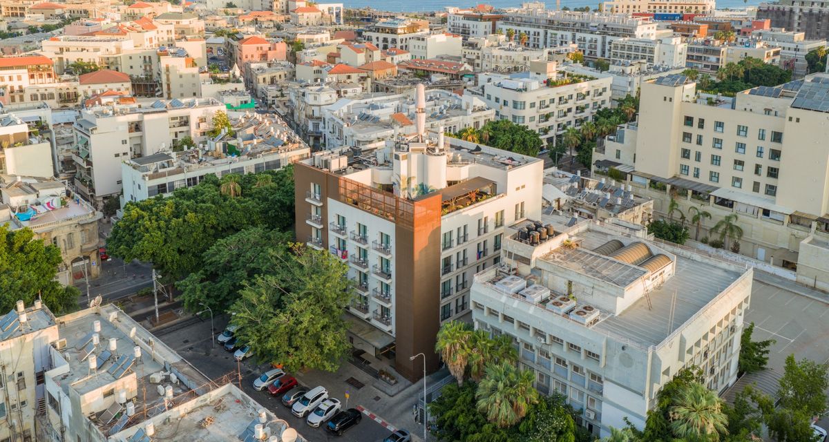 abba-agents-nl-location-aerial-jaffa-sea - מלון אבא – אירוח מפנק בין יפו העתיקה לחוף הים של תל אביב מבט אווירי על יפו והים בסביבת מלון אבא